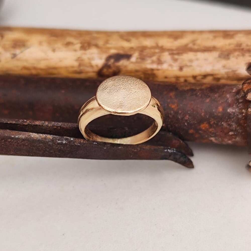 Signet ring. 14k solid yellow gold ring. - Picture 12 of 17